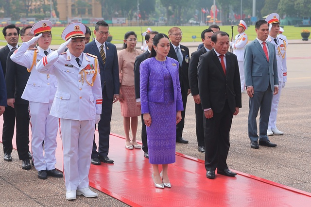 Thủ tướng Thái Lan Paetongtarn Shinawatra viếng Chủ tịch Hồ Chí Minh- Ảnh 1. Thủ tướng Thái Lan Paetongtarn Shinawatra viếng Chủ tịch Hồ Chí Minh- Ảnh 1.