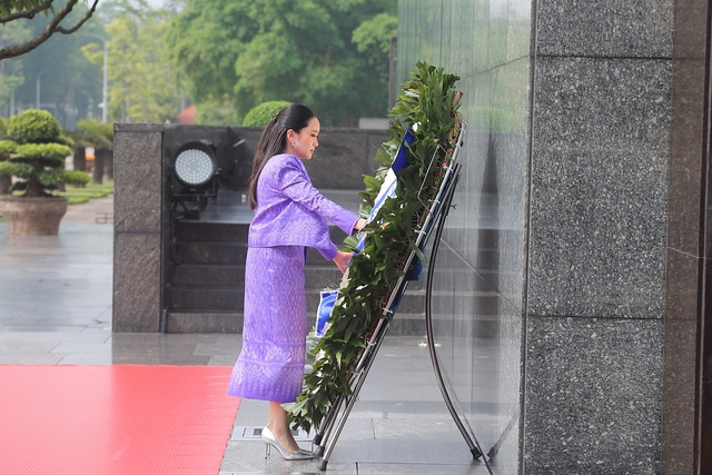 Thủ tướng Thái Lan Paetongtarn Shinawatra viếng Chủ tịch Hồ Chí Minh- Ảnh 5. Thủ tướng Thái Lan Paetongtarn Shinawatra viếng Chủ tịch Hồ Chí Minh- Ảnh 5.
