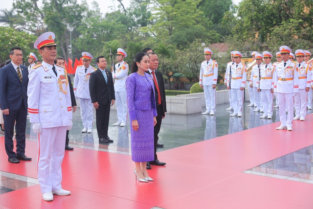 Thủ tướng Thái Lan Paetongtarn Shinawatra viếng Chủ tịch Hồ Chí Minh- Ảnh 8. Thủ tướng Thái Lan Paetongtarn Shinawatra viếng Chủ tịch Hồ Chí Minh- Ảnh 8.