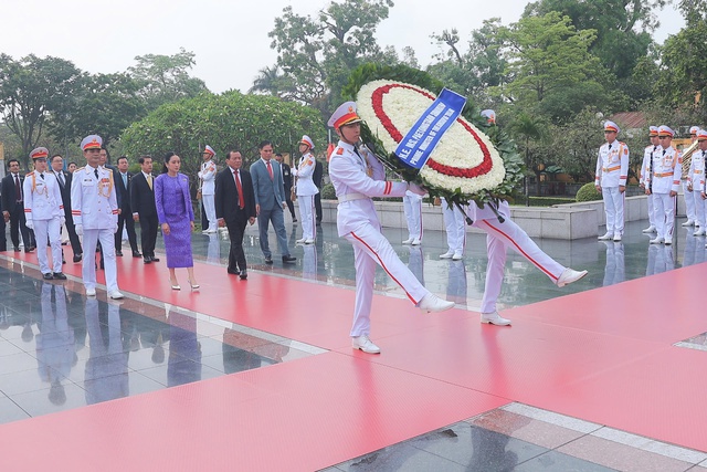Thủ tướng Thái Lan Paetongtarn Shinawatra viếng Chủ tịch Hồ Chí Minh- Ảnh 6. Thủ tướng Thái Lan Paetongtarn Shinawatra viếng Chủ tịch Hồ Chí Minh- Ảnh 6.