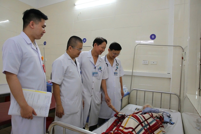Bất ngờ với vật thể “ẩn mình” suốt hơn 2 năm trong lồng ngực cụ bà 95 tuổi ở Hà Tĩnh - Ảnh 2.