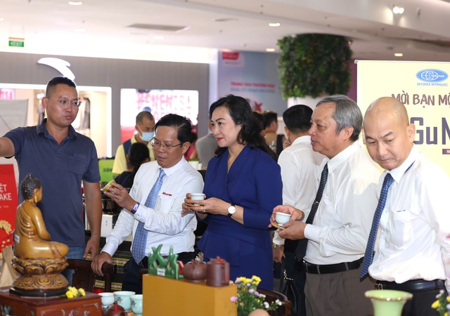 Bà Phan Thị Thắng tham quan gian hàng tại Chương trình "Tôn vinh cà phê, trà Việt" lần 3 - 2025- Ảnh 1. Bà Phan Thị Thắng tham quan gian hàng tại Chương trình "Tôn vinh cà phê, trà Việt" lần 3 - 2025- Ảnh 1.