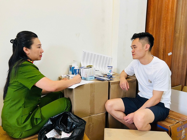 Diễn biến mới vụ dược sĩ làm 100 tấn thực phẩm chức năng, thiết bị y tế giả bán cả vào bệnh viện- Ảnh 1. Diễn biến mới vụ dược sĩ làm 100 tấn thực phẩm chức năng, thiết bị y tế giả bán cả vào bệnh viện- Ảnh 1.