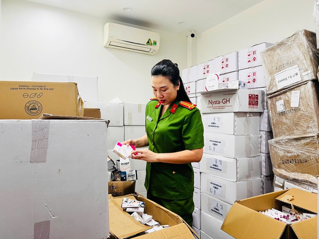 Diễn biến mới vụ dược sĩ làm 100 tấn thực phẩm chức năng, thiết bị y tế giả bán cả vào bệnh viện- Ảnh 2. Diễn biến mới vụ dược sĩ làm 100 tấn thực phẩm chức năng, thiết bị y tế giả bán cả vào bệnh viện- Ảnh 2.