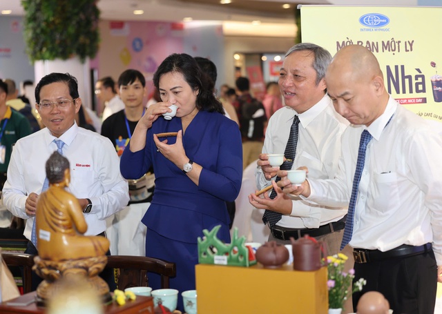 Bà Phan Thị Thắng tham quan gian hàng tại Chương trình "Tôn vinh cà phê, trà Việt" lần 3 - 2025- Ảnh 2. Bà Phan Thị Thắng tham quan gian hàng tại Chương trình "Tôn vinh cà phê, trà Việt" lần 3 - 2025- Ảnh 2.