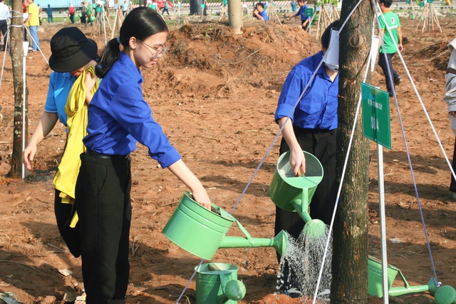 TP Thủ Đức phát động “Tết trồng cây đời đời nhớ ơn Bác Hồ”- Ảnh 4. TP Thủ Đức phát động “Tết trồng cây đời đời nhớ ơn Bác Hồ”- Ảnh 4.