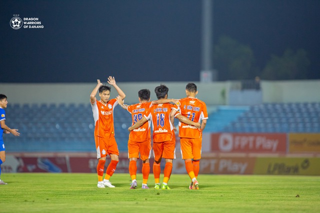 V-League 2024-2025: CLB Đà Nẵng tạm thoát vị trí cuối bảng xếp hạng - Ảnh 2.