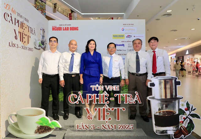Bà Phan Thị Thắng tham quan gian hàng tại Chương trình "Tôn vinh cà phê, trà Việt" lần 3 - 2025- Ảnh 7. Bà Phan Thị Thắng tham quan gian hàng tại Chương trình "Tôn vinh cà phê, trà Việt" lần 3 - 2025- Ảnh 7.