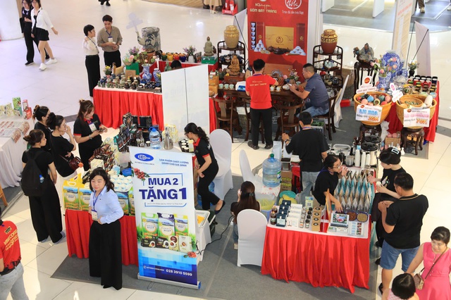 Bà Phan Thị Thắng tham quan gian hàng tại Chương trình "Tôn vinh cà phê, trà Việt" lần 3 - 2025- Ảnh 11. Bà Phan Thị Thắng tham quan gian hàng tại Chương trình "Tôn vinh cà phê, trà Việt" lần 3 - 2025- Ảnh 11.