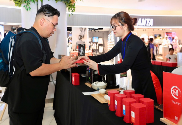 Bà Phan Thị Thắng tham quan gian hàng tại Chương trình "Tôn vinh cà phê, trà Việt" lần 3 - 2025- Ảnh 5. Bà Phan Thị Thắng tham quan gian hàng tại Chương trình "Tôn vinh cà phê, trà Việt" lần 3 - 2025- Ảnh 5.