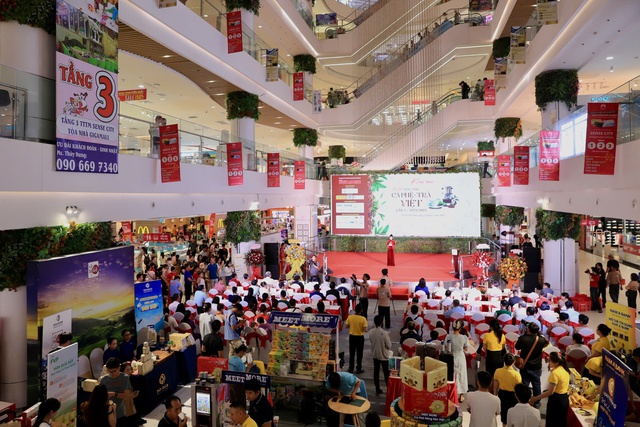 Bà Phan Thị Thắng tham quan gian hàng tại Chương trình "Tôn vinh cà phê, trà Việt" lần 3 - 2025- Ảnh 9. Bà Phan Thị Thắng tham quan gian hàng tại Chương trình "Tôn vinh cà phê, trà Việt" lần 3 - 2025- Ảnh 9.