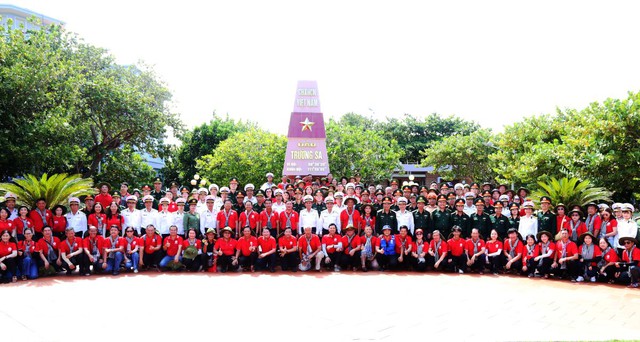 TP HCM mang nghĩa tình đến với Trường Sa và nhà giàn DK1- Ảnh 19. TP HCM mang nghĩa tình đến với Trường Sa và nhà giàn DK1 - Ảnh 19.