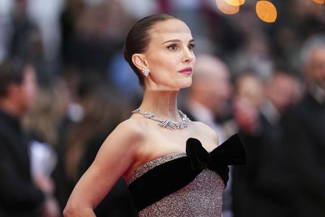 Angelina Jolie, Natalie Portman… tụ hội thảm đỏ Cannes 2025 - Ảnh 5.