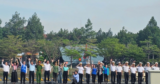 TP HCM mang nghĩa tình đến với Trường Sa và nhà giàn DK1- Ảnh 1. TP HCM mang nghĩa tình đến với Trường Sa và nhà giàn DK1 - Ảnh 1.