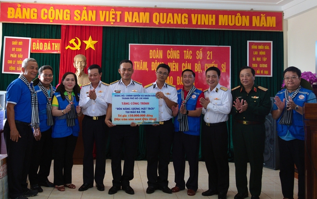 TP HCM mang nghĩa tình đến với Trường Sa và nhà giàn DK1- Ảnh 5. TP HCM mang nghĩa tình đến với Trường Sa và nhà giàn DK1 - Ảnh 5.