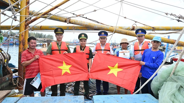 Ngư dân, chủ tàu ký cam kết về chống khai thác IUU- Ảnh 4. Ngư dân, chủ tàu ký cam kết về chống khai thác IUU- Ảnh 4.