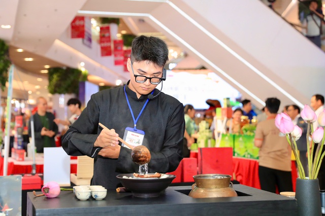 Bà Phan Thị Thắng tham quan gian hàng tại Chương trình "Tôn vinh cà phê, trà Việt" lần 3 - 2025- Ảnh 6. Bà Phan Thị Thắng tham quan gian hàng tại Chương trình "Tôn vinh cà phê, trà Việt" lần 3 - 2025- Ảnh 6.