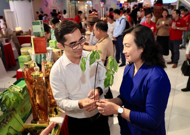 Bà Phan Thị Thắng tham quan gian hàng tại Chương trình "Tôn vinh cà phê, trà Việt" lần 3 - 2025- Ảnh 3. Bà Phan Thị Thắng tham quan gian hàng tại Chương trình "Tôn vinh cà phê, trà Việt" lần 3 - 2025- Ảnh 3.