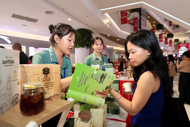 Bà Phan Thị Thắng tham quan gian hàng tại Chương trình "Tôn vinh cà phê, trà Việt" lần 3 - 2025- Ảnh 10. Bà Phan Thị Thắng tham quan gian hàng tại Chương trình "Tôn vinh cà phê, trà Việt" lần 3 - 2025- Ảnh 10.