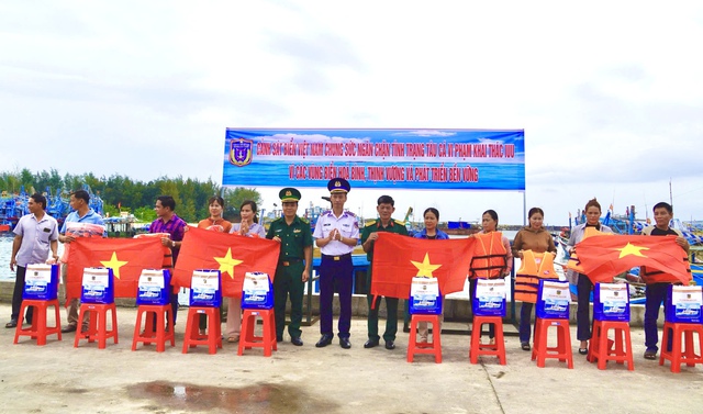 Ngư dân, chủ tàu ký cam kết về chống khai thác IUU- Ảnh 6. Ngư dân, chủ tàu ký cam kết về chống khai thác IUU- Ảnh 6.