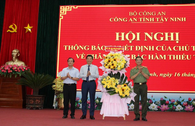 Giám đốc Công an tỉnh Tây Ninh được thăng cấp bậc hàm Thiếu tướng- Ảnh 1. Giám đốc Công an tỉnh Tây Ninh được thăng cấp bậc hàm Thiếu tướng- Ảnh 1.
