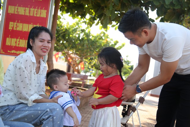 TP HCM mang nghĩa tình đến với Trường Sa và nhà giàn DK1- Ảnh 14. TP HCM mang nghĩa tình đến với Trường Sa và nhà giàn DK1 - Ảnh 14.