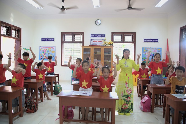 TP HCM mang nghĩa tình đến với Trường Sa và nhà giàn DK1- Ảnh 12. TP HCM mang nghĩa tình đến với Trường Sa và nhà giàn DK1 - Ảnh 12.
