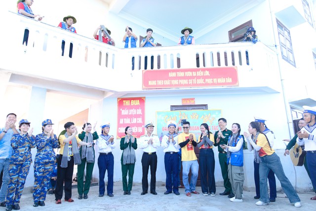 TP HCM mang nghĩa tình đến với Trường Sa và nhà giàn DK1- Ảnh 16. TP HCM mang nghĩa tình đến với Trường Sa và nhà giàn DK1 - Ảnh 16.