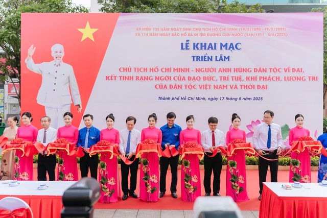 Trưng bày ảnh quý về cuộc đời và sự nghiệp Chủ tịch Hồ Chí Minh- Ảnh 1. Trưng bày ảnh quý về cuộc đời và sự nghiệp Chủ tịch Hồ Chí Minh- Ảnh 1.