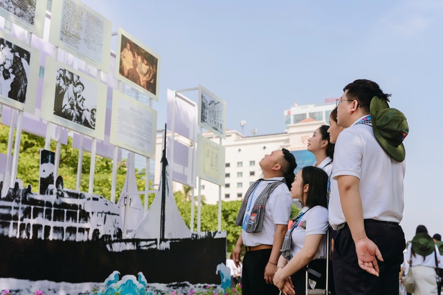 Trưng bày ảnh quý về cuộc đời và sự nghiệp Chủ tịch Hồ Chí Minh- Ảnh 3. Trưng bày ảnh quý về cuộc đời và sự nghiệp Chủ tịch Hồ Chí Minh- Ảnh 3.