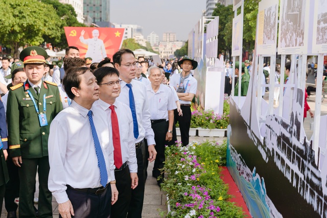 Trưng bày ảnh quý về cuộc đời và sự nghiệp Chủ tịch Hồ Chí Minh- Ảnh 2. Trưng bày ảnh quý về cuộc đời và sự nghiệp Chủ tịch Hồ Chí Minh- Ảnh 2.