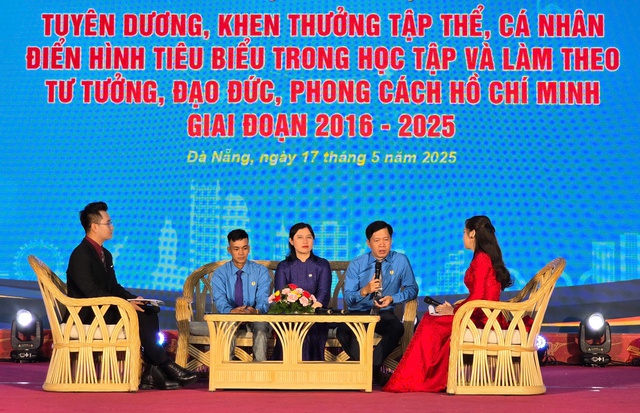 Công đoàn Đà Nẵng tôn vinh 135 gương điển hình học và làm theo Bác- Ảnh 1. Công đoàn Đà Nẵng tôn vinh 135 gương điển hình học và làm theo Bác- Ảnh 1.