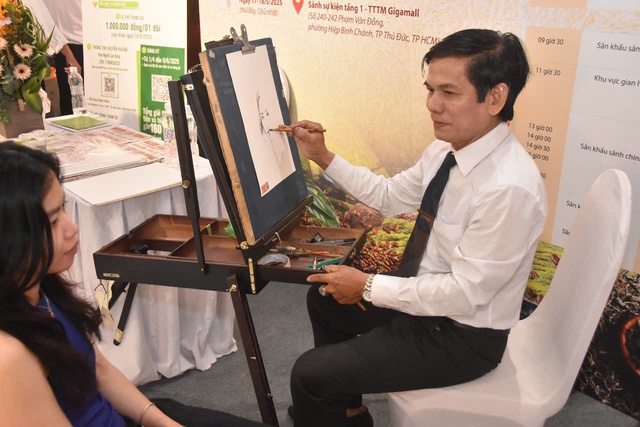 Khách tham quan thích thú nhận ký chân dung miễn phí tại chương trình "Tôn vinh cà phê, trà Việt"- Ảnh 1. Khách tham quan thích thú nhận ký chân dung miễn phí tại chương trình "Tôn vinh cà phê, trà Việt"- Ảnh 1.