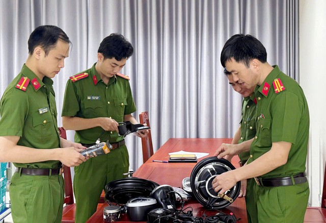 Phá 2 đường dây buôn lậu bình ắc quy, phụ tùng xe điện hàng trăm tỉ đồng từ Trung Quốc- Ảnh 2. Phá 2 đường dây buôn lậu bình ắc quy, phụ tùng xe điện hàng trăm tỉ đồng từ Trung Quốc- Ảnh 2.
