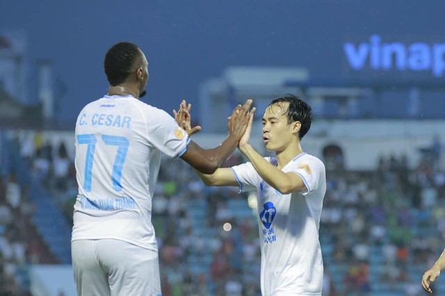 Nam Định thắng đậm HAGL, tiến gần "ngôi vương" V-League 2024-2025 - Ảnh 6.