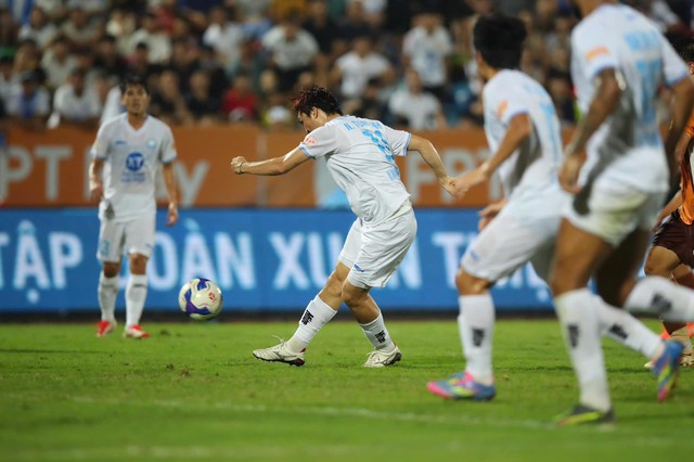 Nam Định thắng đậm HAGL, tiến gần "ngôi vương" V-League 2024-2025 - Ảnh 7.