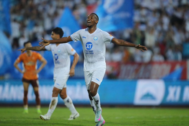 Nam Định thắng đậm HAGL, tiến gần "ngôi vương" V-League 2024-2025 - Ảnh 3.