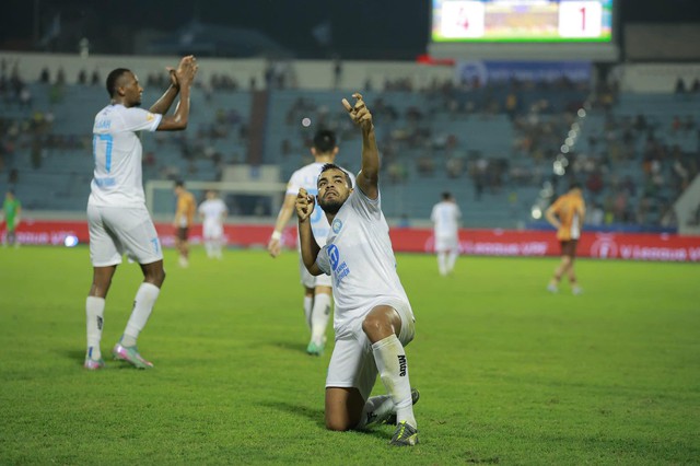 Nam Định thắng đậm HAGL, tiến gần "ngôi vương" V-League 2024-2025 - Ảnh 2.