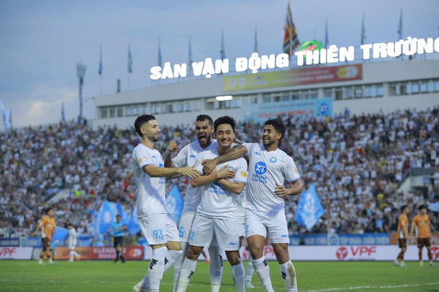 Nam Định thắng đậm HAGL, tiến gần "ngôi vương" V-League 2024-2025 - Ảnh 1.