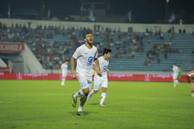 Nam Định thắng đậm HAGL, tiến gần "ngôi vương" V-League 2024-2025 - Ảnh 4.