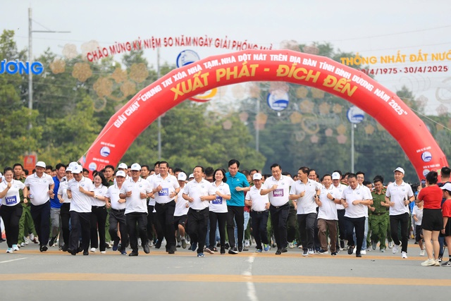 Hơn 10.000 VĐV tham gia Giải việt dã "Chung tay xóa nhà tạm, nhà dột nát" tỉnh Bình Dương- Ảnh 1. Hơn 10.000 VĐV tham gia Giải việt dã "Chung tay xóa nhà tạm, nhà dột nát" tỉnh Bình Dương- Ảnh 1.