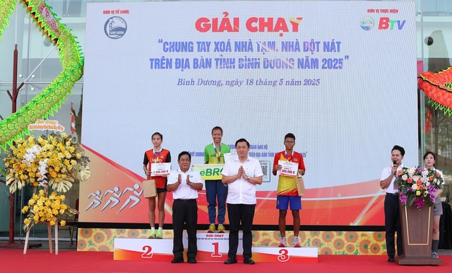 Hơn 10.000 VĐV tham gia Giải việt dã "Chung tay xóa nhà tạm, nhà dột nát" tỉnh Bình Dương- Ảnh 2. Hơn 10.000 VĐV tham gia Giải việt dã "Chung tay xóa nhà tạm, nhà dột nát" tỉnh Bình Dương- Ảnh 2.