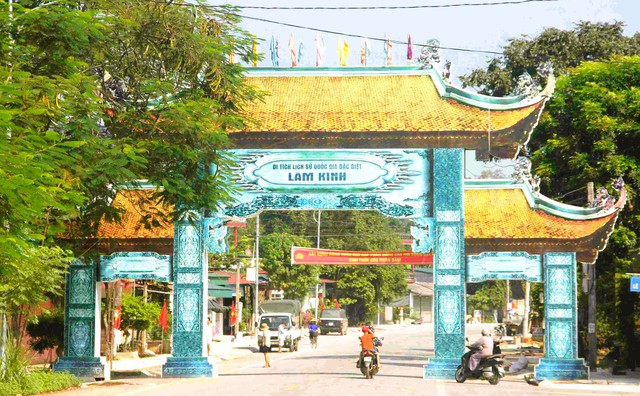 Cổng chào vào khu di tích Lam Kinh bị mưa giông quật đổ- Ảnh 2. Cổng chào vào khu di tích Lam Kinh bị mưa giông quật đổ- Ảnh 2.