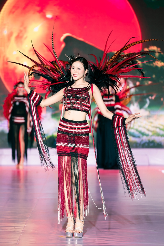 Việt Hùng tái hiện thổ cẩm bằng kỹ thuật móc len- Ảnh 5. Việt Hùng tái hiện thổ cẩm bằng kỹ thuật móc len- Ảnh 5.