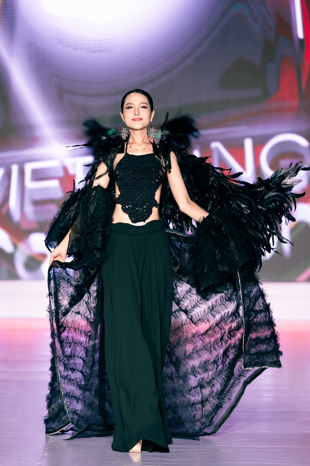 Việt Hùng tái hiện thổ cẩm bằng kỹ thuật móc len- Ảnh 16. Việt Hùng tái hiện thổ cẩm bằng kỹ thuật móc len- Ảnh 16.