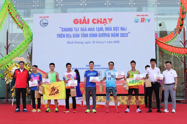 Hơn 10.000 VĐV tham gia Giải việt dã "Chung tay xóa nhà tạm, nhà dột nát" tỉnh Bình Dương- Ảnh 3. Hơn 10.000 VĐV tham gia Giải việt dã "Chung tay xóa nhà tạm, nhà dột nát" tỉnh Bình Dương- Ảnh 3.
