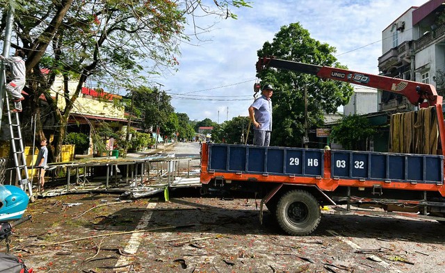 Cổng chào vào khu di tích Lam Kinh bị mưa giông quật đổ- Ảnh 1. Cổng chào vào khu di tích Lam Kinh bị mưa giông quật đổ- Ảnh 1.