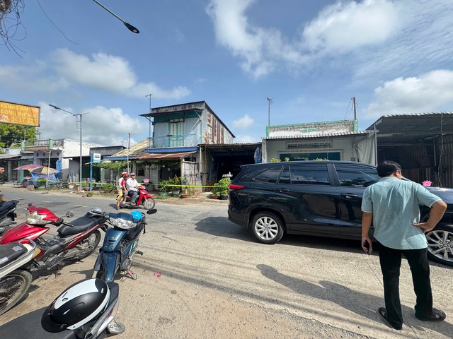 Người dân tháo chạy ra khỏi 10 căn nhà ở An Giang - Ảnh 2.