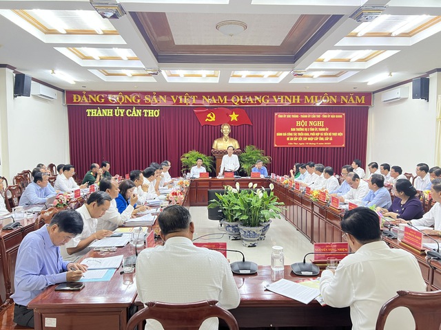 Bí thư Thành ủy Cần Thơ: "Những cán bộ làm không được thì đứng qua một bên" - Ảnh 3.