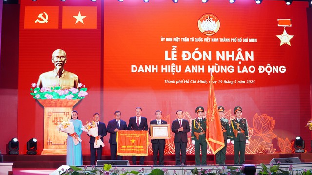 Ủy ban MTTQ TP HCM đón nhận danh hiệu Anh hùng Lao động - Ảnh 2.
